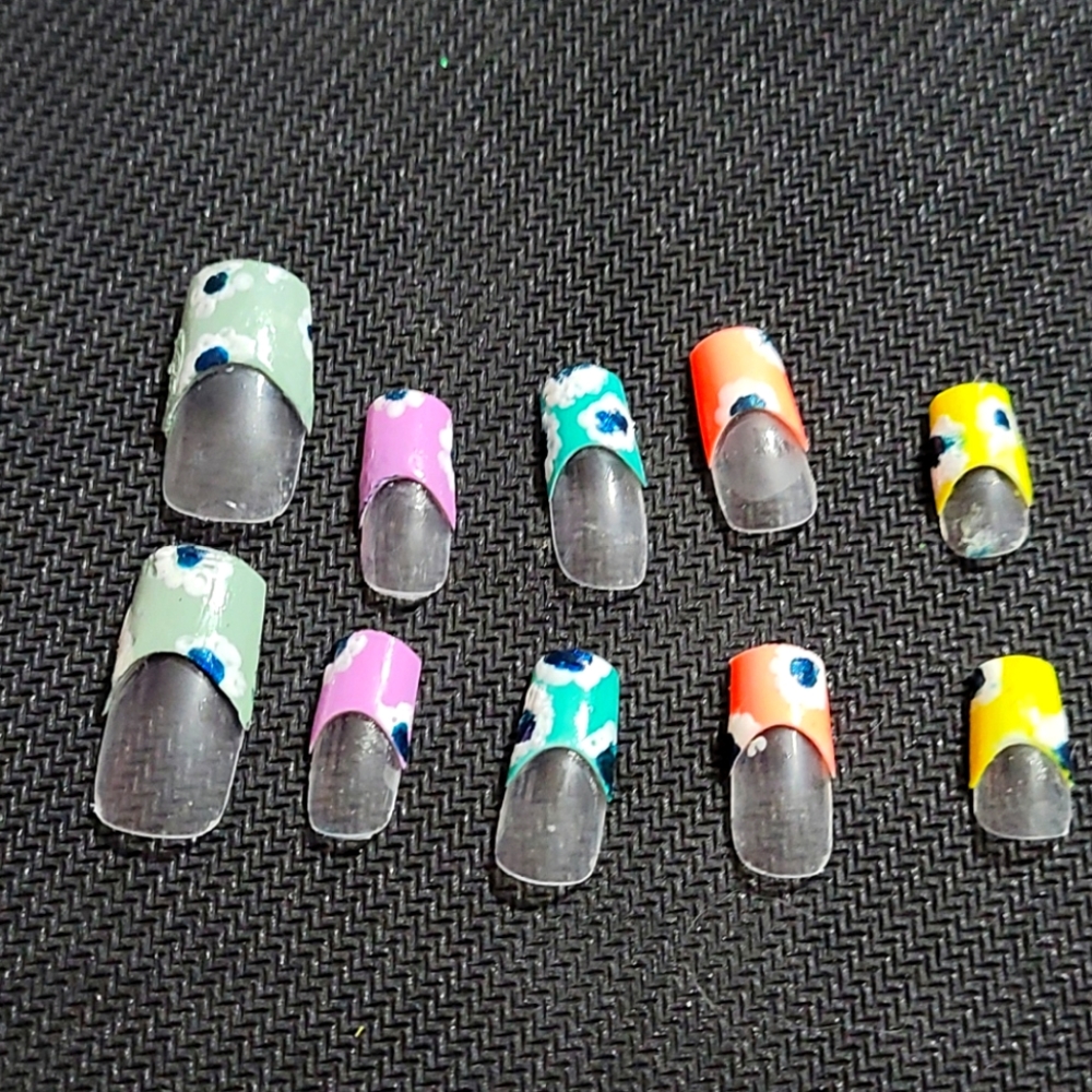 Pastel flower nails